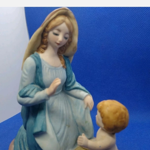 Vintage Sanmyro Holy Mother and Infant Jesus, Made - Picture 3 of 9